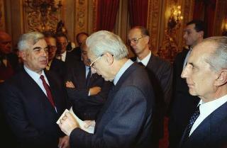 Il Presidente della Repubblica Francesco Cossiga riceve in udienza Carlo Orlandini, presidente dell'Associazione per lo sviluppo professionale degli handicappati nel campo dell'informatica, con una delegazione di allievi e ex allievi dell'Istituto