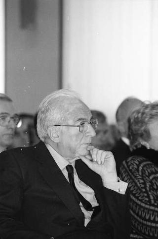 Intervento del Presidente della Repubblica,in forma privata,a Cairo Montenotte per la commemorazione di Francesco Cesare Rossi ed a Ferrania per una visita allo stabilimento della Società 3M. E visita a Stella San Giovanni presso la tomba del Presidente Sandro Pertini