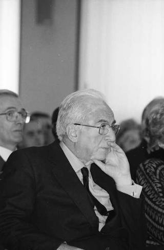 Intervento del Presidente della Repubblica,in forma privata,a Cairo Montenotte per la commemorazione di Francesco Cesare Rossi ed a Ferrania per una visita allo stabilimento della Società 3M. E visita a Stella San Giovanni presso la tomba del Presidente Sandro Pertini