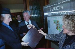 Intervento del Presidente della Repubblica,in forma privata,a Cairo Montenotte per la commemorazione di Francesco Cesare Rossi ed a Ferrania per una visita allo stabilimento della Società 3M. E visita a Stella San Giovanni presso la tomba del Presidente Sandro Pertini
