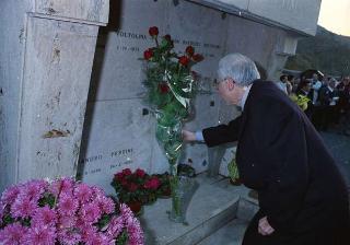 Intervento del Presidente della Repubblica,in forma privata,a Cairo Montenotte per la commemorazione di Francesco Cesare Rossi ed a Ferrania per una visita allo stabilimento della Società 3M. E visita a Stella San Giovanni presso la tomba del Presidente Sandro Pertini