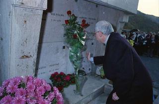 Intervento del Presidente della Repubblica,in forma privata,a Cairo Montenotte per la commemorazione di Francesco Cesare Rossi ed a Ferrania per una visita allo stabilimento della Società 3M. E visita a Stella San Giovanni presso la tomba del Presidente Sandro Pertini