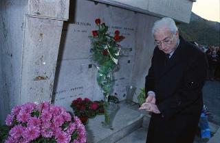 Intervento del Presidente della Repubblica,in forma privata,a Cairo Montenotte per la commemorazione di Francesco Cesare Rossi ed a Ferrania per una visita allo stabilimento della Società 3M. E visita a Stella San Giovanni presso la tomba del Presidente Sandro Pertini
