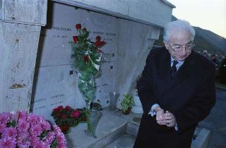 Intervento del Presidente della Repubblica,in forma privata,a Cairo Montenotte per la commemorazione di Francesco Cesare Rossi ed a Ferrania per una visita allo stabilimento della Società 3M. E visita a Stella San Giovanni presso la tomba del Presidente Sandro Pertini