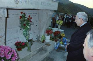 Intervento del Presidente della Repubblica,in forma privata,a Cairo Montenotte per la commemorazione di Francesco Cesare Rossi ed a Ferrania per una visita allo stabilimento della Società 3M. E visita a Stella San Giovanni presso la tomba del Presidente Sandro Pertini