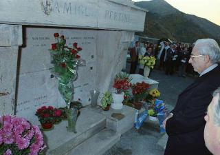 Intervento del Presidente della Repubblica,in forma privata,a Cairo Montenotte per la commemorazione di Francesco Cesare Rossi ed a Ferrania per una visita allo stabilimento della Società 3M. E visita a Stella San Giovanni presso la tomba del Presidente Sandro Pertini