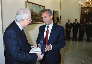 Intervento del Presidente della Repubblica,in forma privata,a Cairo Montenotte per la commemorazione di Francesco Cesare Rossi ed a Ferrania per una visita allo stabilimento della Società 3M. E visita a Stella San Giovanni presso la tomba del Presidente Sandro Pertini