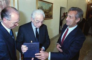 Intervento del Presidente della Repubblica,in forma privata,a Cairo Montenotte per la commemorazione di Francesco Cesare Rossi ed a Ferrania per una visita allo stabilimento della Società 3M. E visita a Stella San Giovanni presso la tomba del Presidente Sandro Pertini