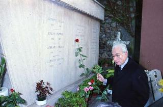 Intervento del Presidente della Repubblica,in forma privata,a Cairo Montenotte per la commemorazione di Francesco Cesare Rossi ed a Ferrania per una visita allo stabilimento della Società 3M. E visita a Stella San Giovanni presso la tomba del Presidente Sandro Pertini