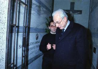 Intervento del Presidente della Repubblica,in forma privata,a Cairo Montenotte per la commemorazione di Francesco Cesare Rossi ed a Ferrania per una visita allo stabilimento della Società 3M. E visita a Stella San Giovanni presso la tomba del Presidente Sandro Pertini