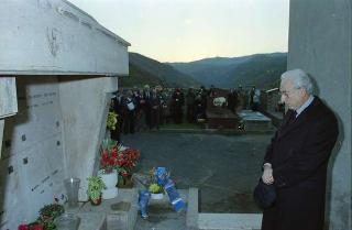 Intervento del Presidente della Repubblica,in forma privata,a Cairo Montenotte per la commemorazione di Francesco Cesare Rossi ed a Ferrania per una visita allo stabilimento della Società 3M. E visita a Stella San Giovanni presso la tomba del Presidente Sandro Pertini