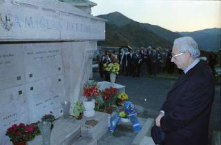 Intervento del Presidente della Repubblica,in forma privata,a Cairo Montenotte per la commemorazione di Francesco Cesare Rossi ed a Ferrania per una visita allo stabilimento della Società 3M. E visita a Stella San Giovanni presso la tomba del Presidente Sandro Pertini