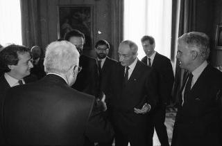 Il Presidente della Repubblica Francesco Cossiga riceve in udienza Carlo Goretti Nuzzo, presidente della Confedorafi