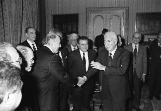 Il Presidente della Repubblica Francesco Cossiga riceve in udienza l'on. prof. Luigi D'Amato, presidente del Comitato promotore del Movimento unitario pensionati "Uomini vivi"