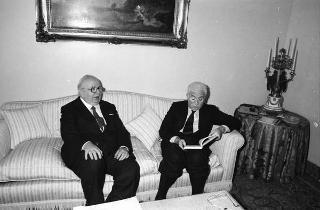 Il Presidente della Repubblica Francesco Cossiga incontra il Sen. Prof. Giovanni Spadolini, presidente del Senato, con alcuni professori universitari per celebrare i 40 anni di insegnamento di Spadolini
