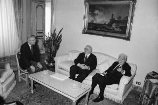 Il Presidente della Repubblica Francesco Cossiga incontra il Sen. Prof. Giovanni Spadolini, presidente del Senato, con alcuni professori universitari per celebrare i 40 anni di insegnamento di Spadolini