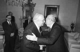 Il Presidente della Repubblica Francesco Cossiga incontra il Sen. Prof. Giovanni Spadolini, presidente del Senato, con alcuni professori universitari per celebrare i 40 anni di insegnamento di Spadolini