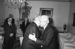 Il Presidente della Repubblica Francesco Cossiga incontra il Sen. Prof. Giovanni Spadolini, presidente del Senato, con alcuni professori universitari per celebrare i 40 anni di insegnamento di Spadolini