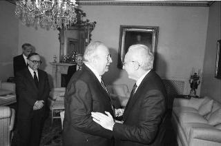 Il Presidente della Repubblica Francesco Cossiga incontra il Sen. Prof. Giovanni Spadolini, presidente del Senato, con alcuni professori universitari per celebrare i 40 anni di insegnamento di Spadolini