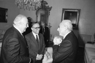 Il Presidente della Repubblica Francesco Cossiga incontra il Sen. Prof. Giovanni Spadolini, presidente del Senato, con alcuni professori universitari per celebrare i 40 anni di insegnamento di Spadolini