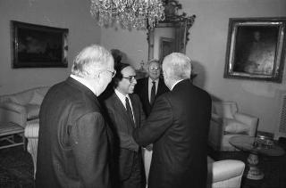 Il Presidente della Repubblica Francesco Cossiga incontra il Sen. Prof. Giovanni Spadolini, presidente del Senato, con alcuni professori universitari per celebrare i 40 anni di insegnamento di Spadolini