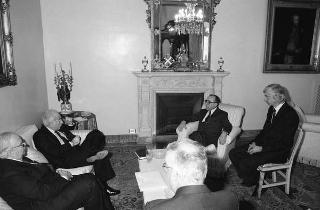 Il Presidente della Repubblica Francesco Cossiga incontra il Sen. Prof. Giovanni Spadolini, presidente del Senato, con alcuni professori universitari per celebrare i 40 anni di insegnamento di Spadolini