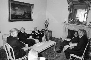 Il Presidente della Repubblica Francesco Cossiga incontra il Sen. Prof. Giovanni Spadolini, presidente del Senato, con alcuni professori universitari per celebrare i 40 anni di insegnamento di Spadolini