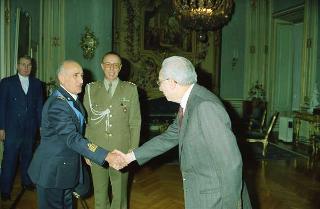Udienza privata del Presidente della Repubblica Francesco Cossiga Privata durante la cerimonia del cambio ufficiali a Casa Militare: il Tenente Colonnello Antonio Angelini, il Colonnello Antonio D'Onofrio, il Tenente Colonnello Pietro Menna, il Capitano di vascello Paolo Romano