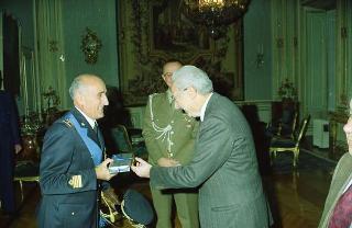 Udienza privata del Presidente della Repubblica Francesco Cossiga Privata durante la cerimonia del cambio ufficiali a Casa Militare: il Tenente Colonnello Antonio Angelini, il Colonnello Antonio D'Onofrio, il Tenente Colonnello Pietro Menna, il Capitano di vascello Paolo Romano