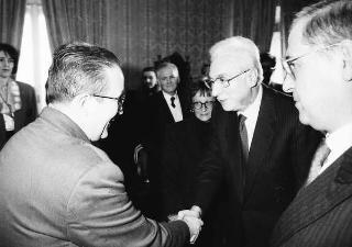 Il Presidente della Repubblica Francesco Cossiga riceve in udienza l'On. Prof. Giovanni Galloni, vicepresidente del CSM, con il sen. prof. Giovanni Silvestro Coco, sottosegretario di Stato a grazia e giustizia, e una delegazione di magistrati