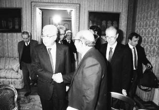 Il Presidente della Repubblica Francesco Cossiga riceve in udienza l'On. Prof. Giovanni Galloni, vicepresidente del CSM, con il sen. prof. Giovanni Silvestro Coco, sottosegretario di Stato a grazia e giustizia, e una delegazione di magistrati