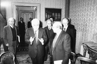 Il Presidente della Repubblica Francesco Cossiga riceve in udienza l'On. Prof. Giovanni Galloni, vicepresidente del CSM, con il sen. prof. Giovanni Silvestro Coco, sottosegretario di Stato a grazia e giustizia, e una delegazione di magistrati