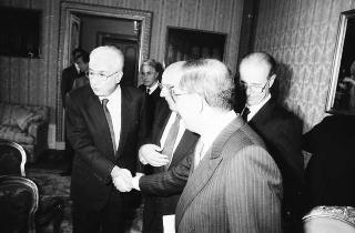Il Presidente della Repubblica Francesco Cossiga riceve in udienza l'On. Prof. Giovanni Galloni, vicepresidente del CSM, con il sen. prof. Giovanni Silvestro Coco, sottosegretario di Stato a grazia e giustizia, e una delegazione di magistrati