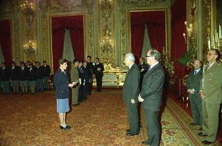Il Presidente Francesco Cossiga riceve le rappresentanze: dei Carabinieri Guardie della Repubblica, del Nucleo Carabinieri Presidenziale, dell'Ufficio Presidenziale della Polizia di Stato, dell'Ufficio per gli Affari Militari e della Segreteria del Consiglio supremo di difesa per gli auguri di Natale
