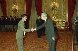 Il Presidente Francesco Cossiga riceve le rappresentanze: dei Carabinieri Guardie della Repubblica, del Nucleo Carabinieri Presidenziale, dell'Ufficio Presidenziale della Polizia di Stato, dell'Ufficio per gli Affari Militari e della Segreteria del Consiglio supremo di difesa per gli auguri di Natale