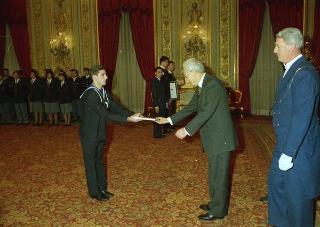 Il Presidente Francesco Cossiga riceve le rappresentanze: dei Carabinieri Guardie della Repubblica, del Nucleo Carabinieri Presidenziale, dell'Ufficio Presidenziale della Polizia di Stato, dell'Ufficio per gli Affari Militari e della Segreteria del Consiglio supremo di difesa per gli auguri di Natale