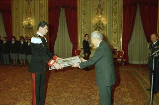 Il Presidente Francesco Cossiga riceve le rappresentanze: dei Carabinieri Guardie della Repubblica, del Nucleo Carabinieri Presidenziale, dell'Ufficio Presidenziale della Polizia di Stato, dell'Ufficio per gli Affari Militari e della Segreteria del Consiglio supremo di difesa per gli auguri di Natale