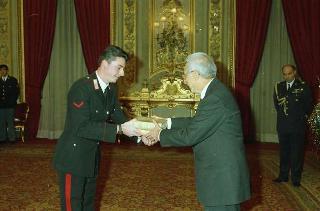 Il Presidente Francesco Cossiga riceve le rappresentanze: dei Carabinieri Guardie della Repubblica, del Nucleo Carabinieri Presidenziale, dell'Ufficio Presidenziale della Polizia di Stato, dell'Ufficio per gli Affari Militari e della Segreteria del Consiglio supremo di difesa per gli auguri di Natale