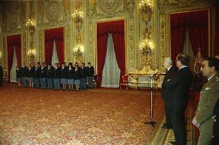 Il Presidente Francesco Cossiga riceve le rappresentanze: dei Carabinieri Guardie della Repubblica, del Nucleo Carabinieri Presidenziale, dell'Ufficio Presidenziale della Polizia di Stato, dell'Ufficio per gli Affari Militari e della Segreteria del Consiglio supremo di difesa per gli auguri di Natale