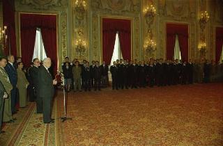 Il Presidente Francesco Cossiga riceve le rappresentanze: dei Carabinieri Guardie della Repubblica, del Nucleo Carabinieri Presidenziale, dell'Ufficio Presidenziale della Polizia di Stato, dell'Ufficio per gli Affari Militari e della Segreteria del Consiglio supremo di difesa per gli auguri di Natale