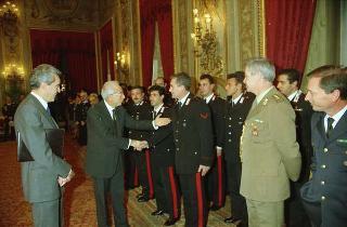 Il Presidente Francesco Cossiga riceve le rappresentanze: dei Carabinieri Guardie della Repubblica, del Nucleo Carabinieri Presidenziale, dell'Ufficio Presidenziale della Polizia di Stato, dell'Ufficio per gli Affari Militari e della Segreteria del Consiglio supremo di difesa per gli auguri di Natale