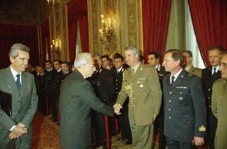 Il Presidente Francesco Cossiga riceve le rappresentanze: dei Carabinieri Guardie della Repubblica, del Nucleo Carabinieri Presidenziale, dell'Ufficio Presidenziale della Polizia di Stato, dell'Ufficio per gli Affari Militari e della Segreteria del Consiglio supremo di difesa per gli auguri di Natale