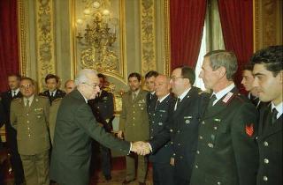 Il Presidente Francesco Cossiga riceve le rappresentanze: dei Carabinieri Guardie della Repubblica, del Nucleo Carabinieri Presidenziale, dell'Ufficio Presidenziale della Polizia di Stato, dell'Ufficio per gli Affari Militari e della Segreteria del Consiglio supremo di difesa per gli auguri di Natale
