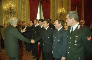 Il Presidente Francesco Cossiga riceve le rappresentanze: dei Carabinieri Guardie della Repubblica, del Nucleo Carabinieri Presidenziale, dell'Ufficio Presidenziale della Polizia di Stato, dell'Ufficio per gli Affari Militari e della Segreteria del Consiglio supremo di difesa per gli auguri di Natale