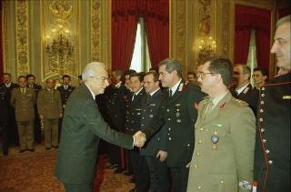 Il Presidente Francesco Cossiga riceve le rappresentanze: dei Carabinieri Guardie della Repubblica, del Nucleo Carabinieri Presidenziale, dell'Ufficio Presidenziale della Polizia di Stato, dell'Ufficio per gli Affari Militari e della Segreteria del Consiglio supremo di difesa per gli auguri di Natale