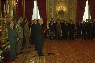 Il Presidente Francesco Cossiga riceve le rappresentanze: dei Carabinieri Guardie della Repubblica, del Nucleo Carabinieri Presidenziale, dell'Ufficio Presidenziale della Polizia di Stato, dell'Ufficio per gli Affari Militari e della Segreteria del Consiglio supremo di difesa per gli auguri di Natale