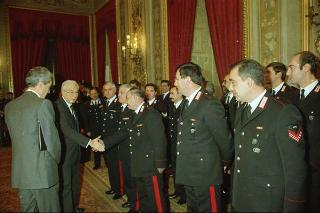 Il Presidente Francesco Cossiga riceve le rappresentanze: dei Carabinieri Guardie della Repubblica, del Nucleo Carabinieri Presidenziale, dell'Ufficio Presidenziale della Polizia di Stato, dell'Ufficio per gli Affari Militari e della Segreteria del Consiglio supremo di difesa per gli auguri di Natale