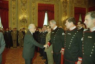 Il Presidente Francesco Cossiga riceve le rappresentanze: dei Carabinieri Guardie della Repubblica, del Nucleo Carabinieri Presidenziale, dell'Ufficio Presidenziale della Polizia di Stato, dell'Ufficio per gli Affari Militari e della Segreteria del Consiglio supremo di difesa per gli auguri di Natale