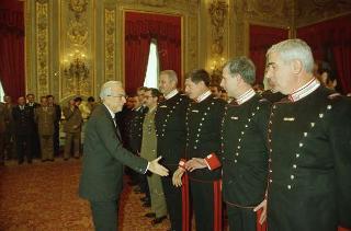 Il Presidente Francesco Cossiga riceve le rappresentanze: dei Carabinieri Guardie della Repubblica, del Nucleo Carabinieri Presidenziale, dell'Ufficio Presidenziale della Polizia di Stato, dell'Ufficio per gli Affari Militari e della Segreteria del Consiglio supremo di difesa per gli auguri di Natale