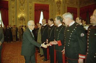 Il Presidente Francesco Cossiga riceve le rappresentanze: dei Carabinieri Guardie della Repubblica, del Nucleo Carabinieri Presidenziale, dell'Ufficio Presidenziale della Polizia di Stato, dell'Ufficio per gli Affari Militari e della Segreteria del Consiglio supremo di difesa per gli auguri di Natale
